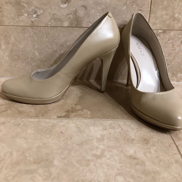 Nine West taupe platform pumps 7 M - Picture 2 of 4